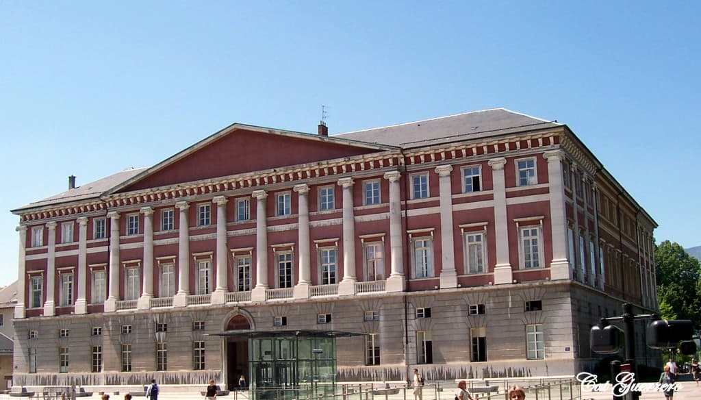 palais de justice sous un très grand soleil
