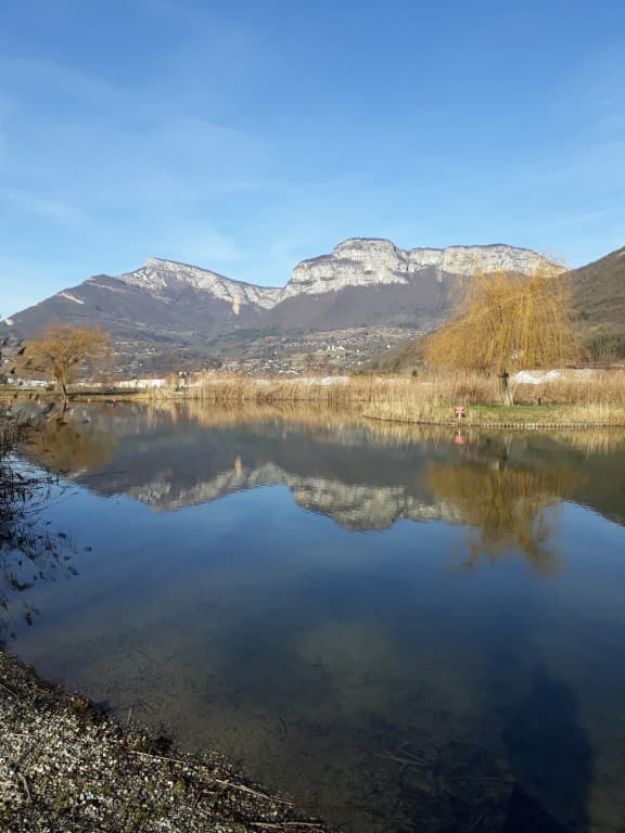 Plan d'eau /vue sur la croix du Nivolet
