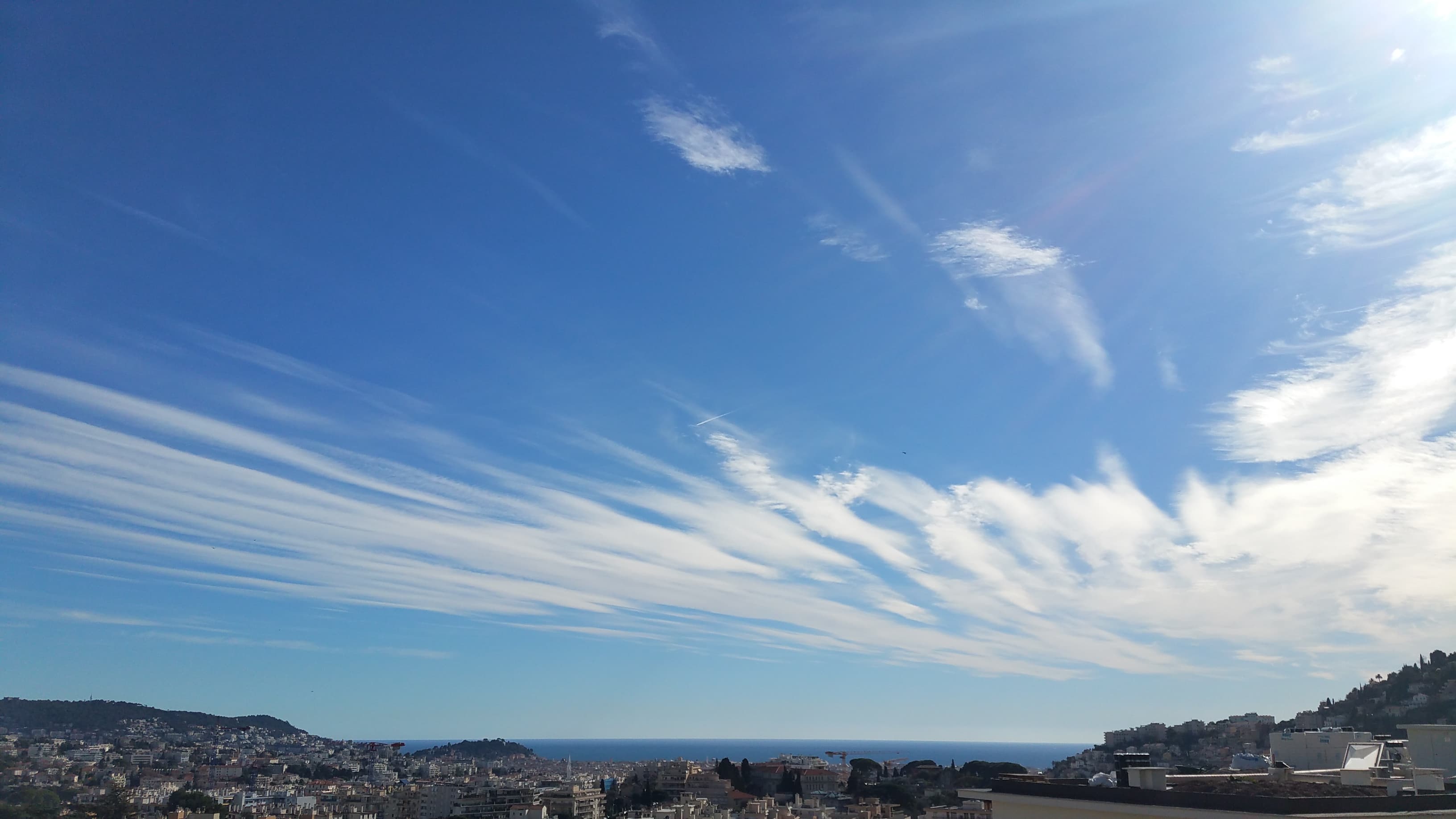 Attaque de cirrus en ordre de bataille sur Nice