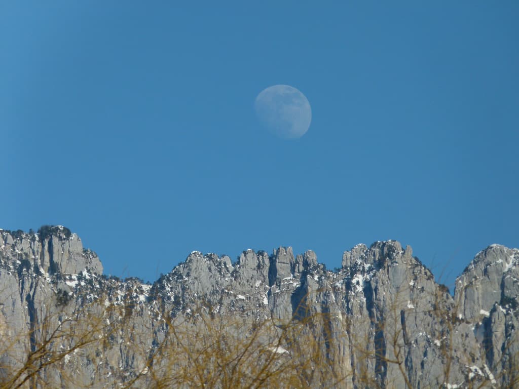 La Lune est sur les Dents