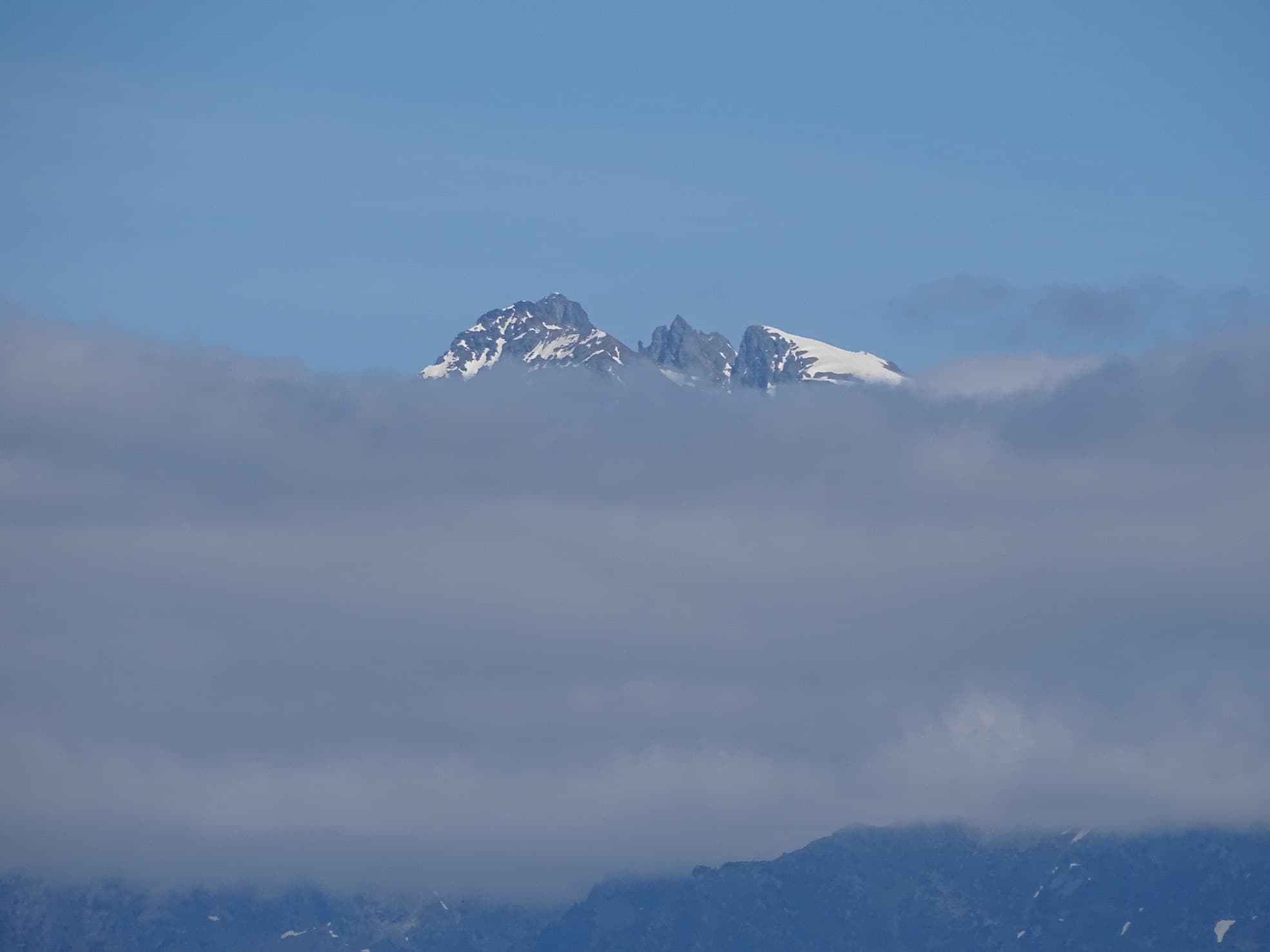 nuages résiduels sur Grenoble et sommets de belledonne avec la croix et le grand pic qui émergent au dessus du nuage