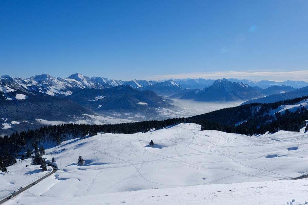 Au premier plan le massif des Bauges