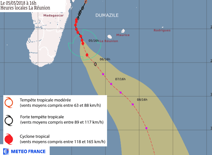Image d'illustration pour Le cyclone Dumazile passe au large de la Réunion