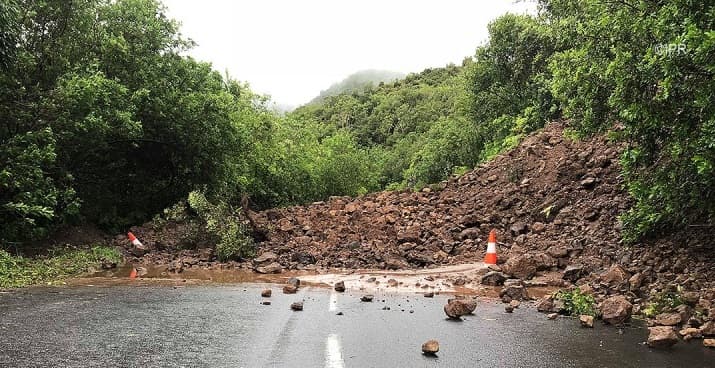 Image d'illustration pour Le cyclone Dumazile passe au large de la Réunion
