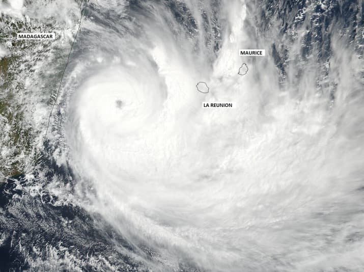 Image d'illustration pour Le cyclone Dumazile passe au large de la Réunion