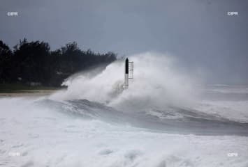 Image d'illustration pour Le cyclone Dumazile passe au large de la Réunion