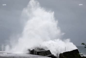 Image d'illustration pour Le cyclone Dumazile passe au large de la Réunion