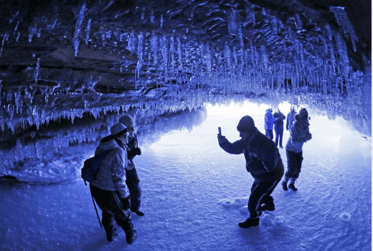 Image d'illustration pour Des grottes de glaces sur les grands lacs d'Amérique du Nord