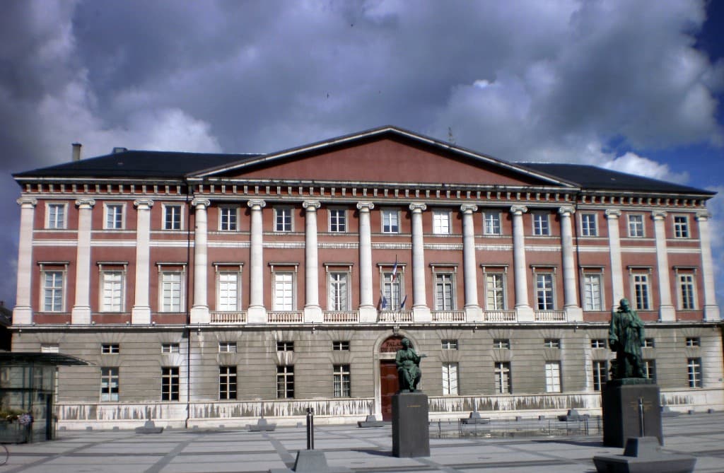 palais de justice sous les nuages