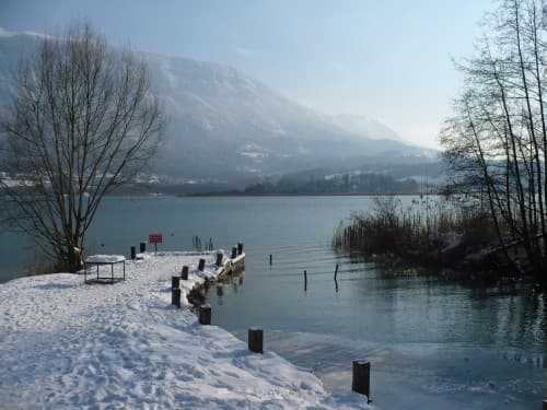 Ponton en bord de lac