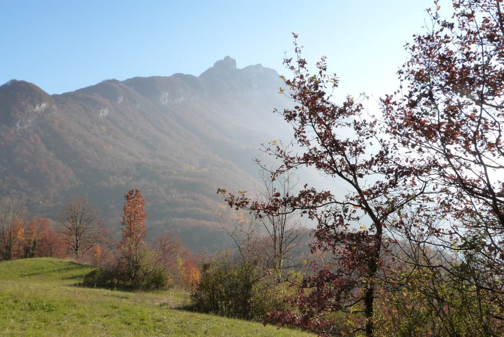 au dessus de  lac Chevelu
